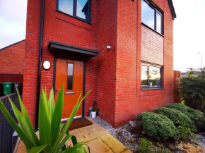 The Lawnswood - Central Manchester Holiday Home With Free Parking